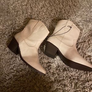 !!SOLD!!    NWT White cowboy boots